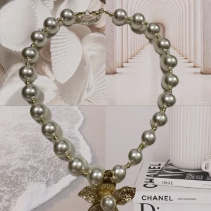 A90CF348-1402-437D-B01E-7D0995EBEEC8-1.webp Cadena con Perlas blanca y Dije Floral