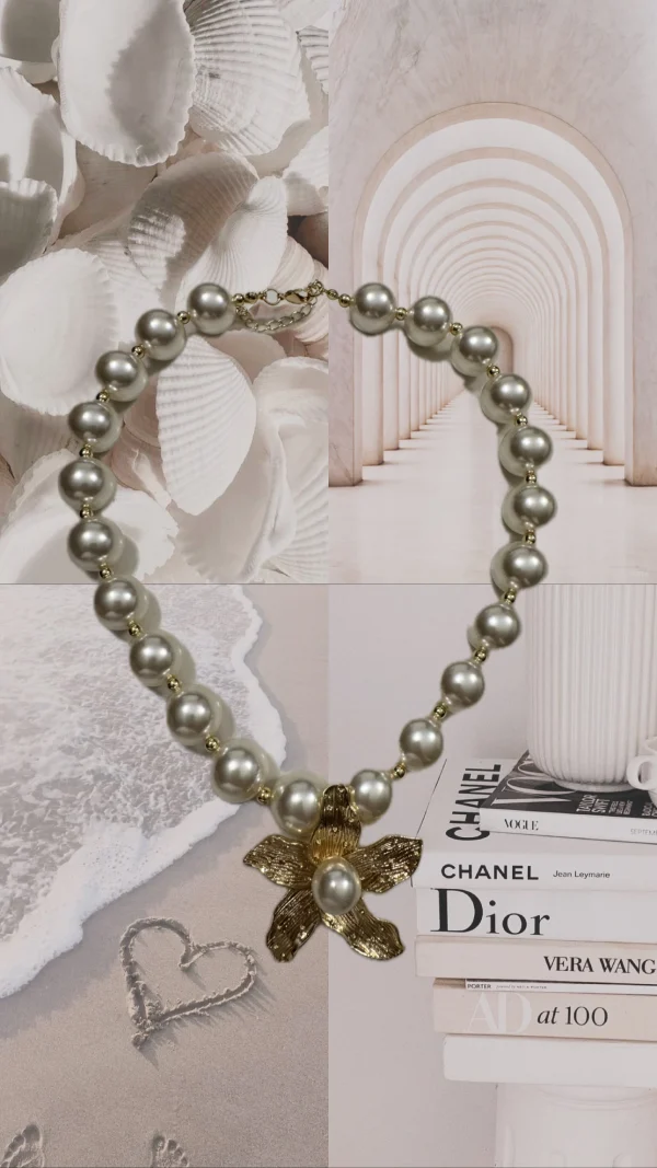 A90CF348-1402-437D-B01E-7D0995EBEEC8-1.webp Cadena con Perlas blanca y Dije Floral