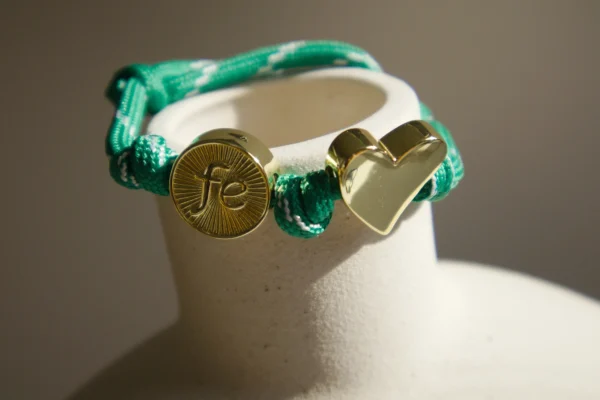 IMG_4228-scaled-1.webp Pulsera de Cordón Ajustable con Dijes