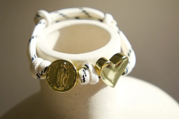 IMG_4230-scaled-1.webp Pulsera de Cordón Ajustable con Dijes
