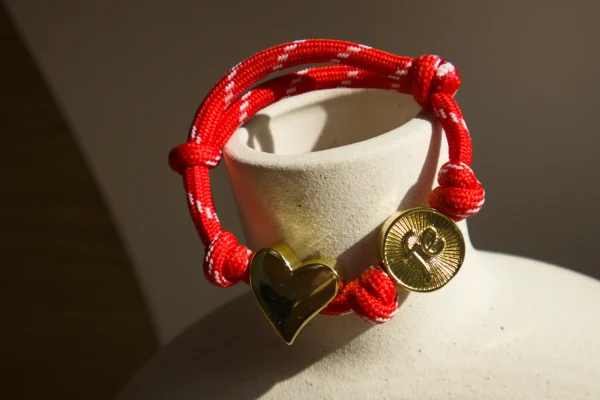 IMG_4232-scaled-1.webp Pulsera de Cordón Ajustable con Dijes