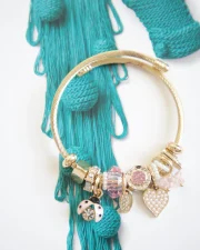 IMG_4291-scaled-1.webp Pulsera Rígida con Dijes Decorativos