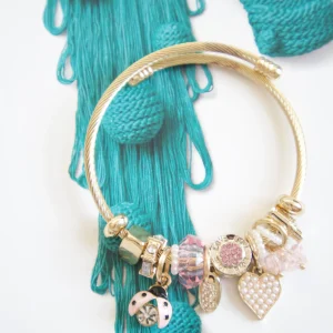 IMG_4291-scaled-1.webp Pulsera Rígida con Dijes Decorativos