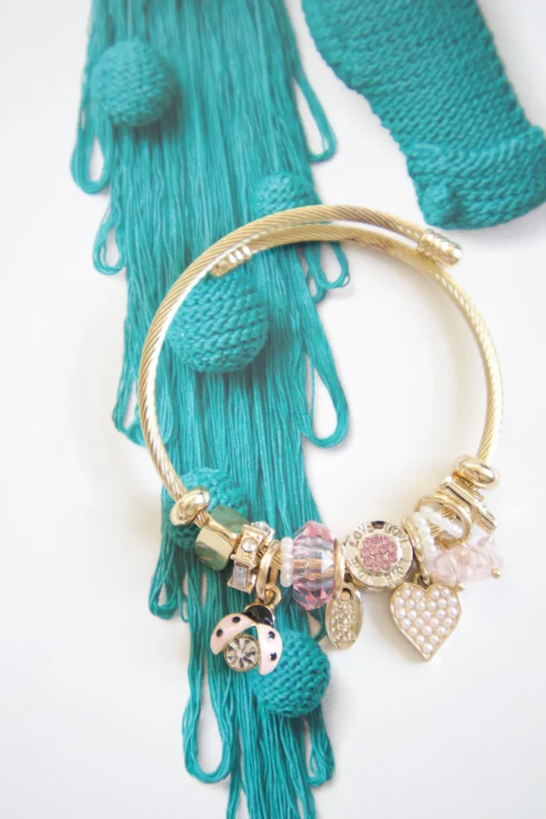 IMG_4291-scaled-1.webp Pulsera Rígida con Dijes Decorativos