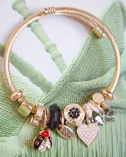 IMG_4292-1-1-1-scaled-1.webp Pulsera Rígida con Dijes Decorativos