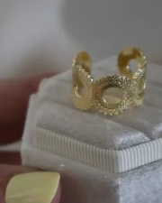 Anillo con Diseño Geométrico Calado