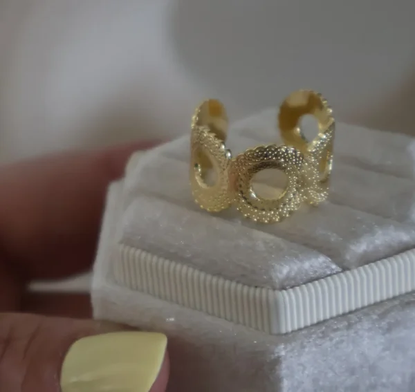 Anillo con Diseño Geométrico Calado