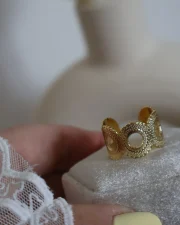 Anillo con Diseño Geométrico Calado
