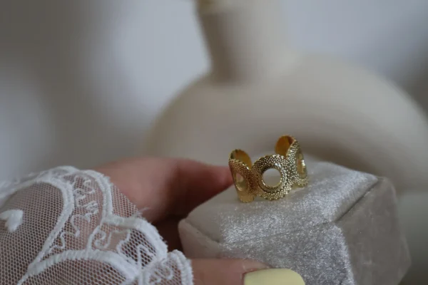 Anillo con Diseño Geométrico Calado