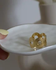Anillo con Diseño Geométrico Calado