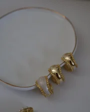 IMG_6077-scaled-1.webp Earcuff con Diseño Orgánico y Detalle Nacarado