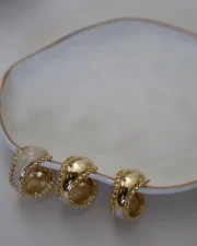 IMG_6078-scaled-1.webp Earcuff con Diseño Orgánico y Detalle Nacarado