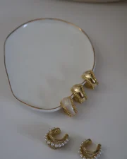 IMG_6079-scaled-1.webp Earcuff con Diseño Orgánico y Detalle Nacarado