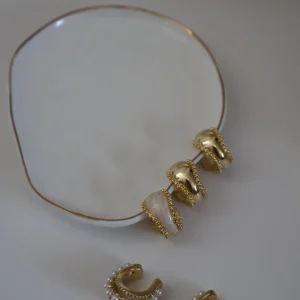 IMG_6079-scaled-1.webp Earcuff con Diseño Orgánico y Detalle Nacarado