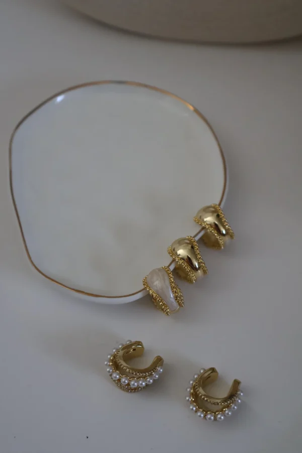 IMG_6079-scaled-1.webp Earcuff con Diseño Orgánico y Detalle Nacarado